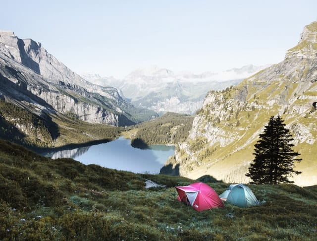 Aventure dans les montagnes. Deux tentes au milieu des montagnes. Des aventures, un récit biographique à écrire