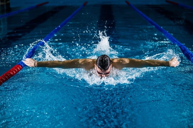 Nageur dans une piscine