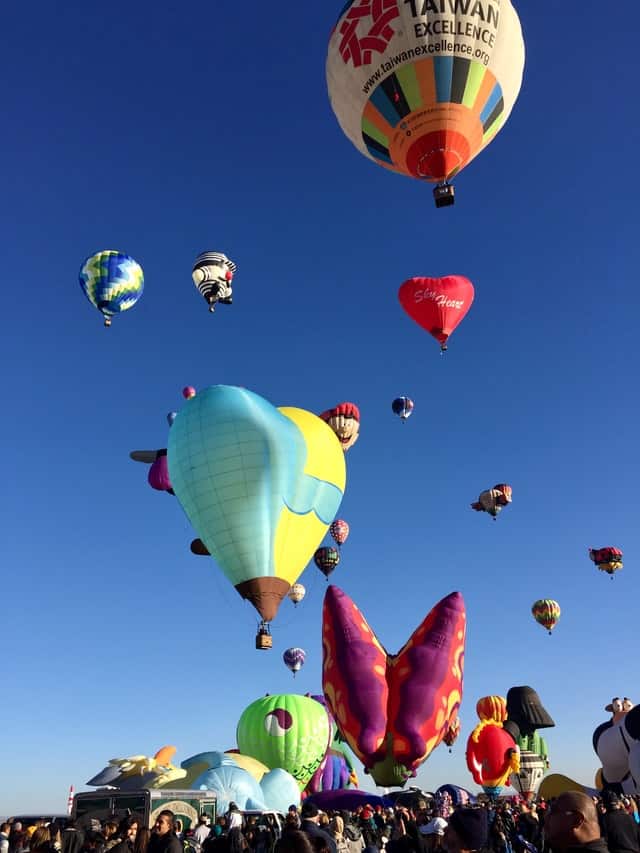 Des ballons dans le ciel. C'est la fête! Le moment idéal pour écrire la biographie des événements de vie