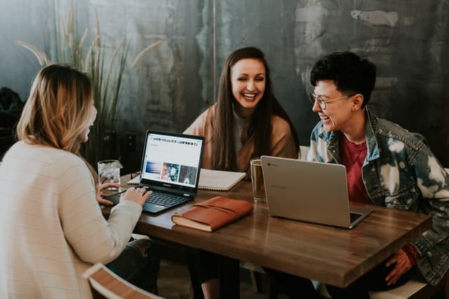 Biographie d'entreprise - Souriez, vous être heureux. 